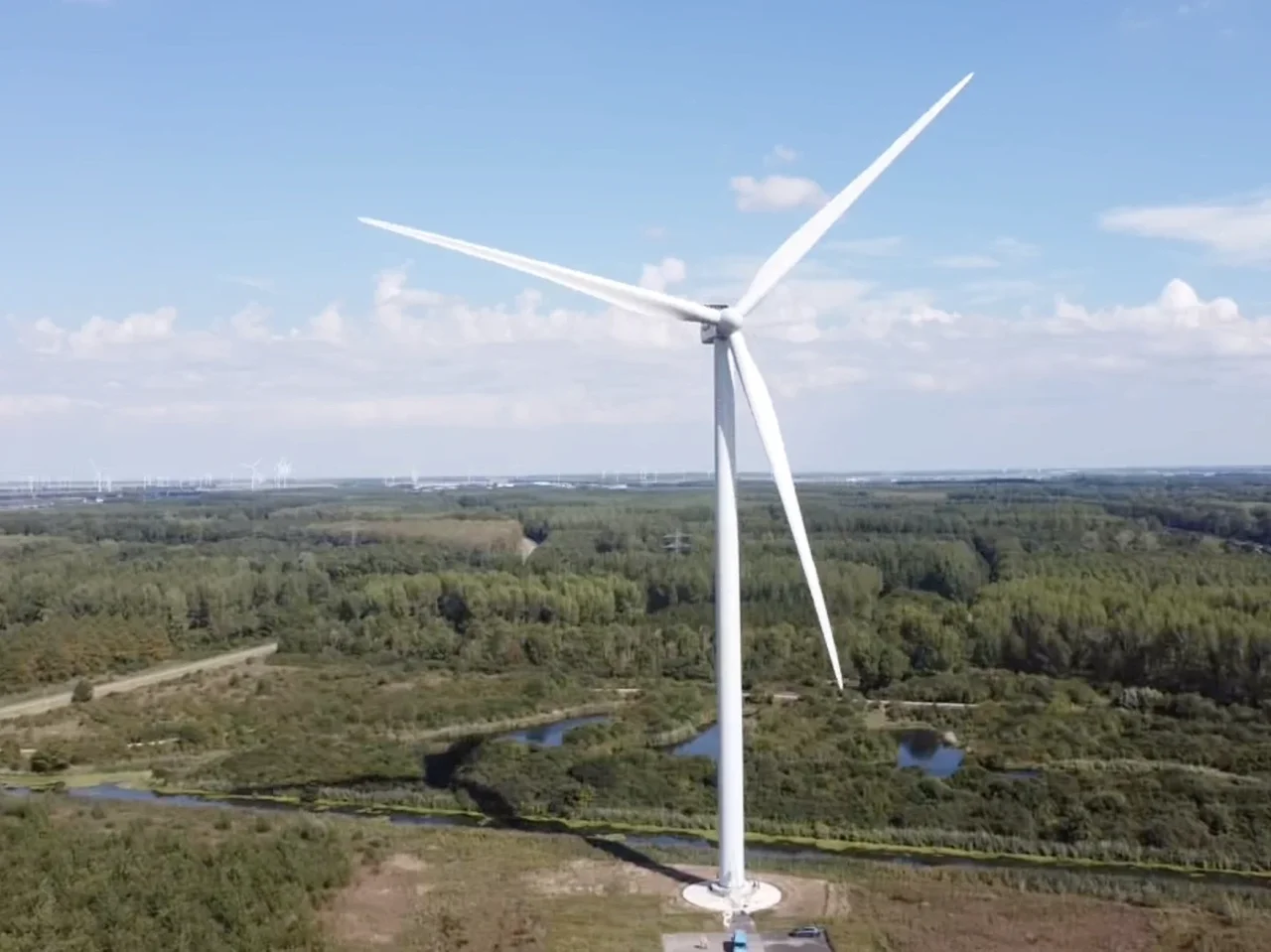 Luchtfoto van een windmolen in een groen landschap