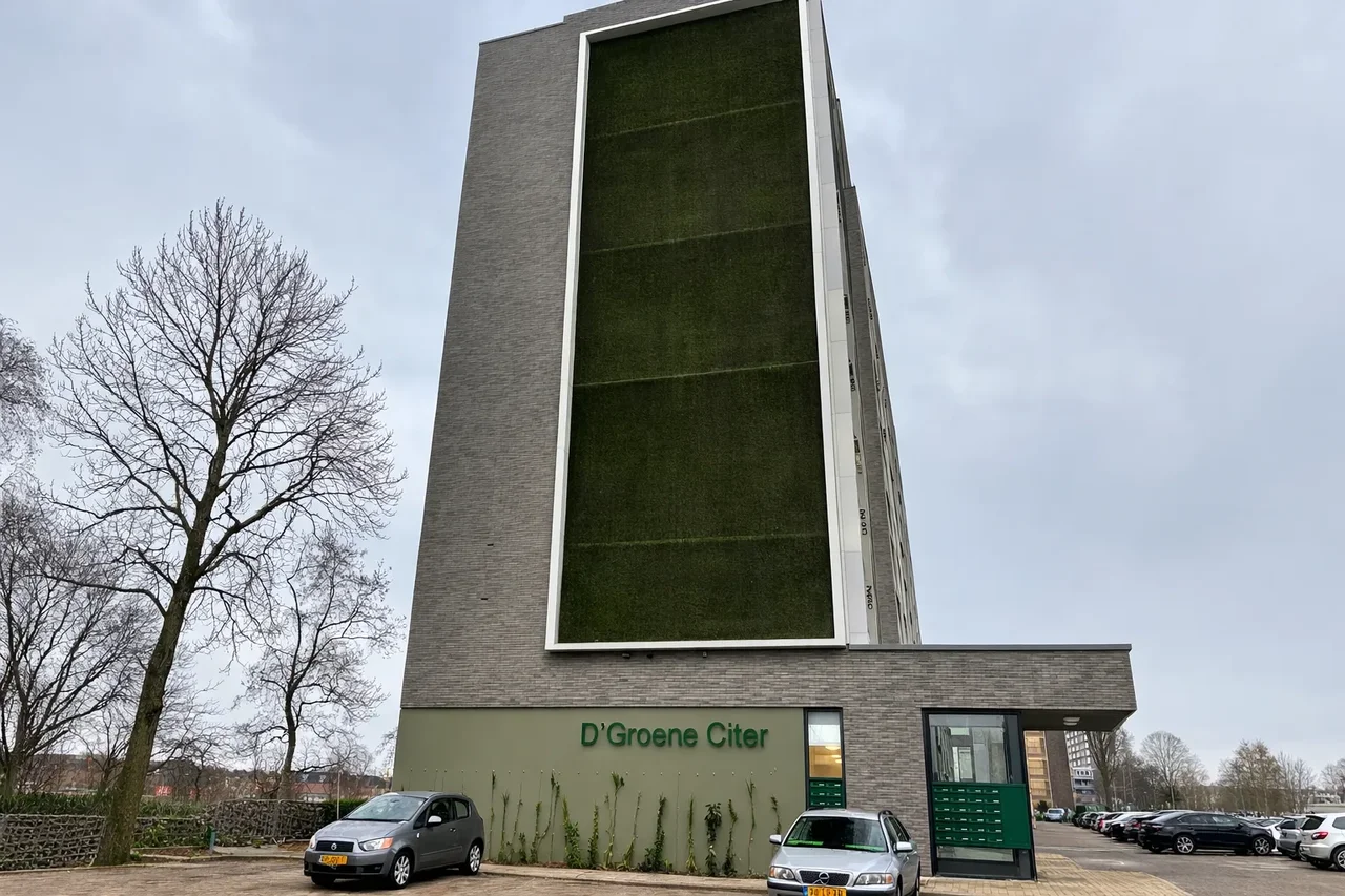 The De Groene Citer apartment tower in Purmerend with its large green facade panel