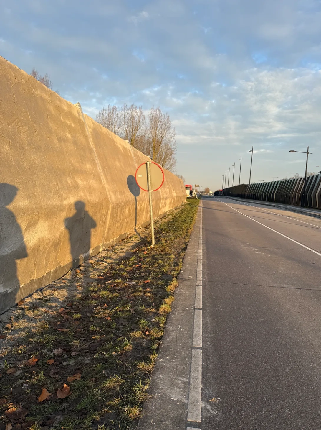 Plastered noise barrier along a road in Hoofddorp